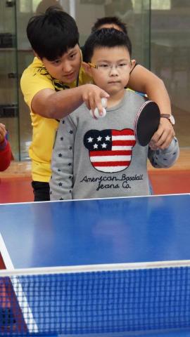 Coach Sun - 本人身著黃衣，此圖於兒童育樂營教學