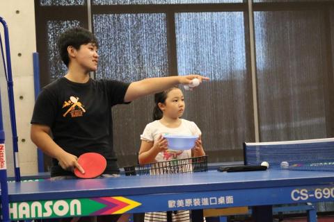 Coach Sun - 此圖於實踐大學兒童桌球營教學