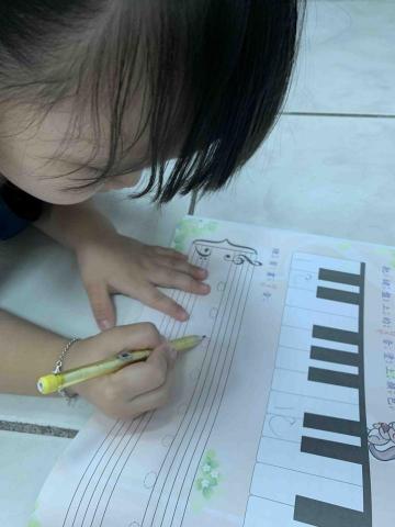 曾老師 - 可愛的孩子畫出花蕊Re