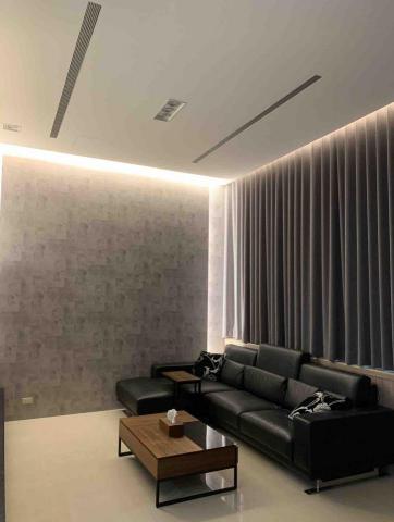 達舍創研所室內裝修有限公司 - 客廳翻修工程:此案位於台北市的天母,照片中的客廳從原本牆面文化石牆及水晶吊燈,修改為現代感的設計風格,讓客廳的空間變得寬敞舒服。
色系搭配:咖啡色調與玻璃、金屬。
材質搭配:拋光地磚、進口沙發、電動窗簾。
照明設計:直接照明、間接照明、背光照明。 達舍創研所室內裝修有限公司 - 客廳翻修工程:此案位於台北市的天母,照片中的客廳從原本牆面文化石牆及水晶吊燈,修改為現代感的設計風格,讓客廳的空間變得寬敞舒服。
色系搭配:咖啡色調與玻璃、金屬。
材質搭配:拋光地磚、進口沙發、電動窗簾。
照明設計:直接照明、間接照明、背光照明。