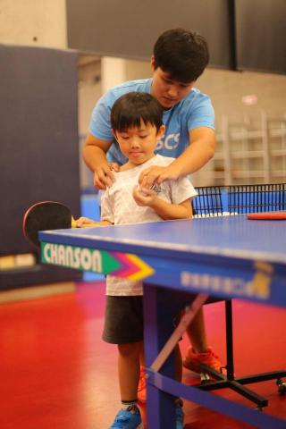 Coach Sun - 此圖於實踐大學兒童桌球營教學