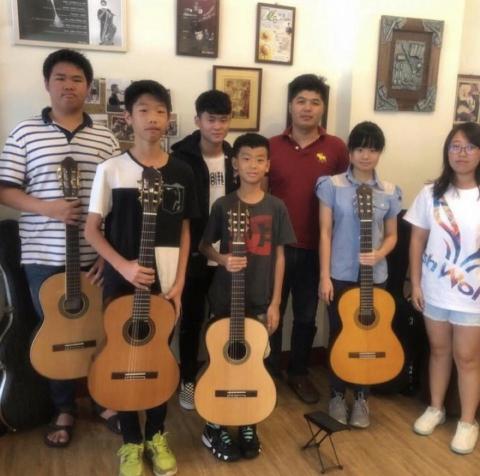 黃致豪吉他教學 - 幫學生們開試膽樂會