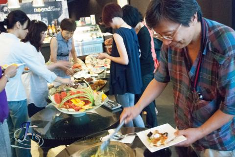 江宜純 - Nonet art鄉情三重奏-楊正雍老師瓷器導覽
相關影像連結
https://drive.google.com/drive/folders/1d9KmjpW3yk-LSaCgcStUMaKtmwaD3uaB