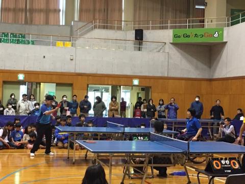 Coach Sun - 本人為站立於球桌左側身著藍衣者，此圖於日本鹿兒島桌球交流