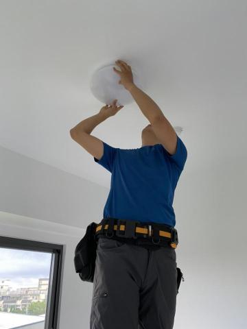 艾奎其資訊工程有限公司 - 安裝吸頂燈