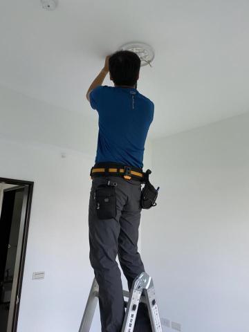 艾奎其資訊工程有限公司 - 安裝吸頂燈