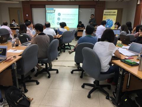 珵式馬大數據科技股份有限公司(原張小馬個人工作室) - 20200820於「公務人力發展中心」說明「資料價值，不急一時，總能遇上有緣人。」