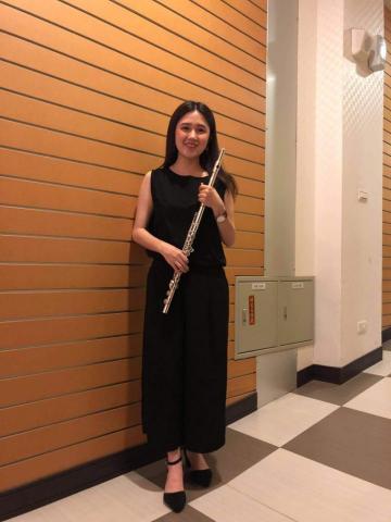 提供吉他換弦台南服務的專家陳菁女