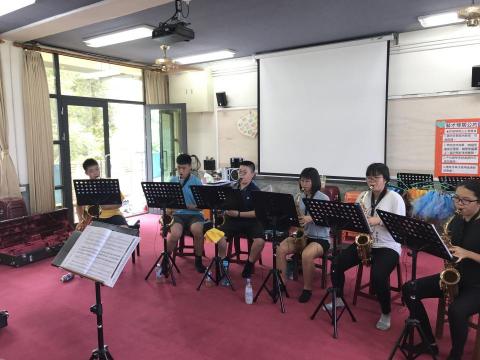 法式專業教學～林子峋薩克斯風老師 - 馬光國中音樂班學生練習側拍