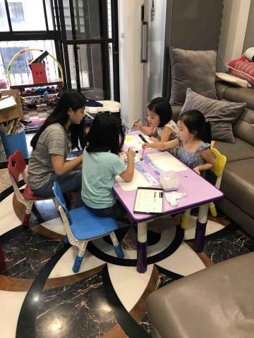 吳萍堉 - 帶他們兒童勞作部分 有黏土 畫畫 摺紙