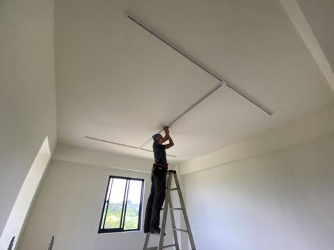 艾奎其資訊工程有限公司 - 軌道燈安裝