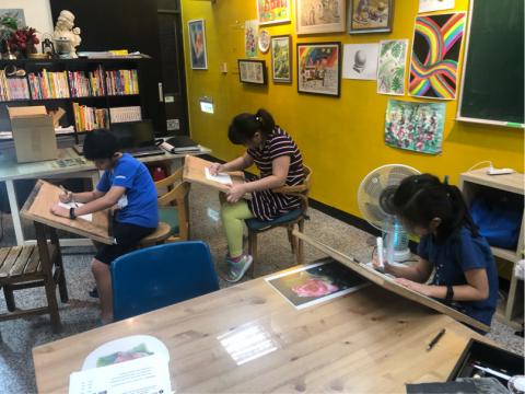 夏米畫室 - 認真畫畫的小朋友們