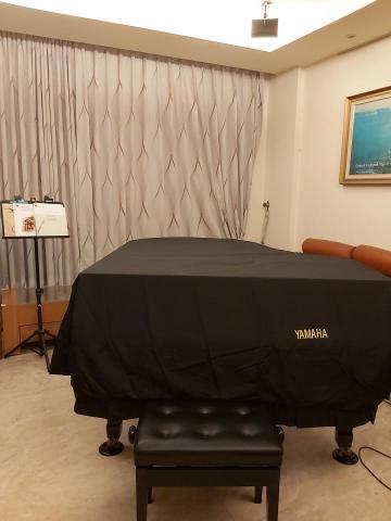 曾愛 - 如果學生希望在老師家中上課的話，這邊有一整層樓是專門音樂的地方（包含小提琴跟兩架鋼琴，另外一架在牆邊難拍到