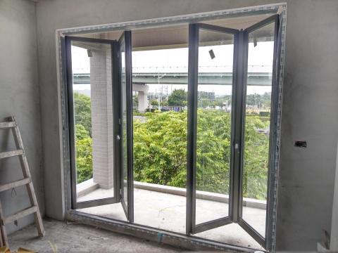 閎富鋁業有限公司 - 丹頂鶴摺疊門