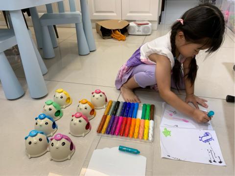 Noémie思思（鋼琴長笛老師） - 這孩子只有兩歲多，不滿三歲，因此，我們利用一邊跳舞、肢體感受律動，來傳遞我們所希望交給孩子的基礎樂理，讓孩子能夠順利進入音樂世界！
另外，也用著色方式引導孩子能保有獨自的創造力之餘，學習高音譜記號、音符等畫法。