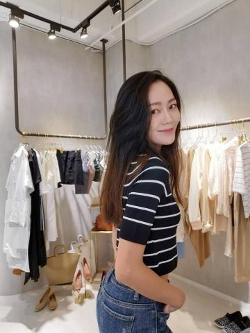 提供修眉毛服務的專家Elly