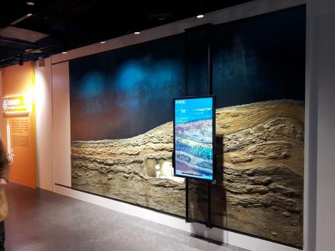 OHMY設計 X 康卓利工作室 - 台灣中油 - 石油探索館媒體牆，以多種水泥粉體為基底，複合媒材裝飾染色而成。