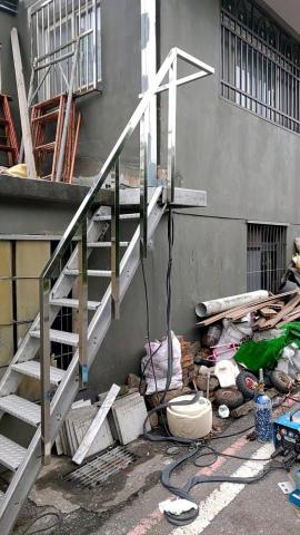 鋼毅工程行 - 不銹鋼樓梯