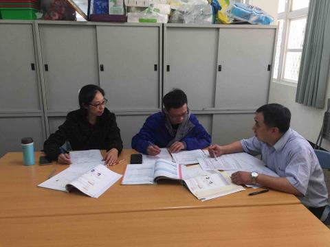 謝奕智 - 與數學科同事共同備課討論