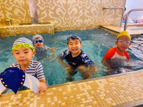 飛魚游泳 - 照片皆為大班生其中二人已會蝶式