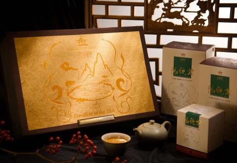 本心 Bliss Design - 帝王茗品、尊爵典藏 ~
結合複合式包裝材質變換搭配,外包裝盒採用皺紋布其紋路象徵植物枝幹意味著植純天然,盒面設計應用上,以進口金箔紙為主軸,其表現上融入燙金、打凸,呈現多層次的視覺感受,整體包裝低調奢華具有永久保藏的價值。 本心 Bliss Design - 帝王茗品、尊爵典藏 ~
結合複合式包裝材質變換搭配,外包裝盒採用皺紋布其紋路象徵植物枝幹意味著植純天然,盒面設計應用上,以進口金箔紙為主軸,其表現上融入燙金、打凸,呈現多層次的視覺感受,整體包裝低調奢華具有永久保藏的價值。