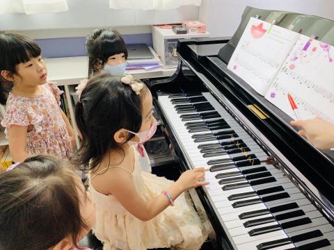 吳老師 - 團體班每堂演奏三角大琴個別練習