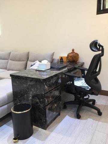 得克瑞空間設計裝修 - 仿大理石紋辨公桌
使用環保科技板，仿造大理石辨公桌，讓整體風格更顯高雅與尊貴