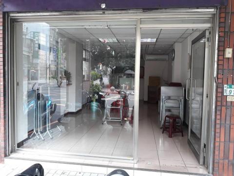 品信鋁門窗 - 板橋永豐街,店面門 品信鋁門窗 - 板橋永豐街,店面門