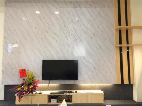 得克瑞空間設計裝修 - 仿大理石面電視牆，利用環保與科技的材質，設計了一面高仿真大理石牆面，讓整體北歐風式建築更添色彩 ，並且使用環保科技材質的科技板，不需要再破壞自然生熊去開挖大理石，讓整體材料成本大幅度降低了七成，讓環保與美感兼具