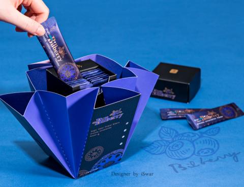 本心 Bliss Design - 明視芬蘭有機藍莓牛樟粉-《二》是包裝是禮物 - 當打開包裝上蓋時盒身即有如花朵般的微綻放,看似以黑色為主體的色彩,藍莓的藍卻綻放其中。 本心 Bliss Design - 明視芬蘭有機藍莓牛樟粉-《二》是包裝是禮物 - 當打開包裝上蓋時盒身即有如花朵般的微綻放,看似以黑色為主體的色彩,藍莓的藍卻綻放其中。