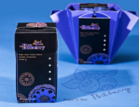 本心 Bliss Design - 明視芬蘭有機藍莓牛樟粉-《一》以Bilberry果實特有蒂頭,解構出專屬的圖騰符號運用於主體包裝,如花、如果、如大自然般的美好。
包裝則以類花朵構成主結構。為上下蓋方形柱狀之包裝盒,兩側左右帶狀卡扣,除豐富包裝細節層次外,
更有固定功能。 本心 Bliss Design - 明視芬蘭有機藍莓牛樟粉-《一》以Bilberry果實特有蒂頭,解構出專屬的圖騰符號運用於主體包裝,如花、如果、如大自然般的美好。
包裝則以類花朵構成主結構。為上下蓋方形柱狀之包裝盒,兩側左右帶狀卡扣,除豐富包裝細節層次外,
更有固定功能。