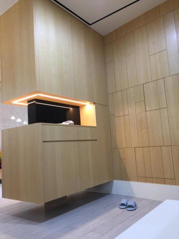 得克瑞空間設計裝修 - 玄關櫃，入門玄關的位置設計了一個玄關的吊櫃來化解穿堂煞，也多了一些收納空間，更利用造型牆的設計來隱藏了原有的電箱跟弱電箱