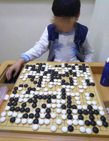 思圍棋院(蘇院長) - 個別課指導棋，學生認真在思考呢!!!