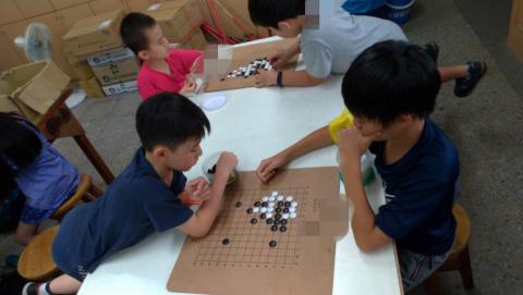 思圍棋院(蘇院長) - 這是在國小他們下棋時的照片