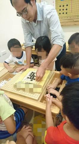 思圍棋院(蘇院長) - 這是解說跟學生們下棋的照片