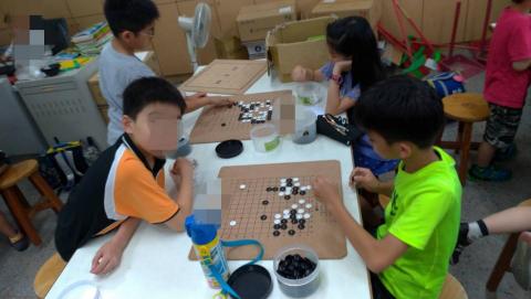 思圍棋院(蘇院長) - 這是在國小他們下棋時的照片