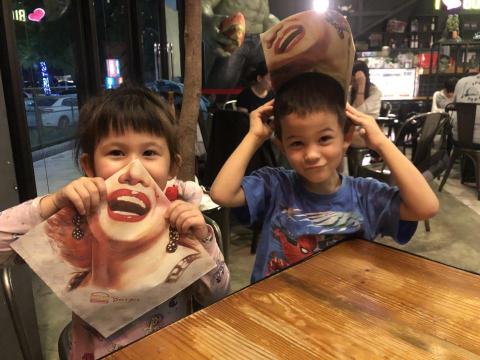 黃鈺穎 - 現在假日帶的小朋友，四歲雙胞胎，平時帶他們寫一些簡單數學的學習單以及剪紙畫畫。