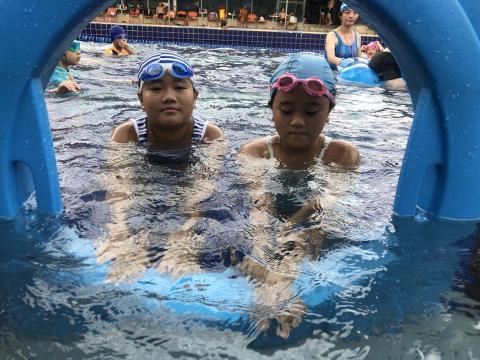 黃鈺穎 - 是大舅的小朋友，為隔代教養家庭，奶奶一手帶大的，常常帶他們出去玩、圖書館、游泳。