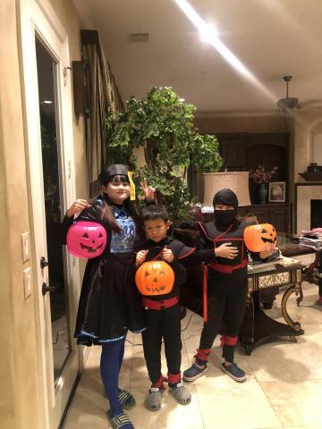 黃鈺穎 - 在美國當一年的全職保姆，帶的小朋友是六歲七歲，平常看他們的作業，準備晚餐，接送，洗澡等等。