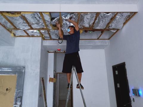 五金清理、污水管隔音、服務至上滿足你的任何需求、目前沒女按摩 - 天花板管路隔音棉降低流水聲