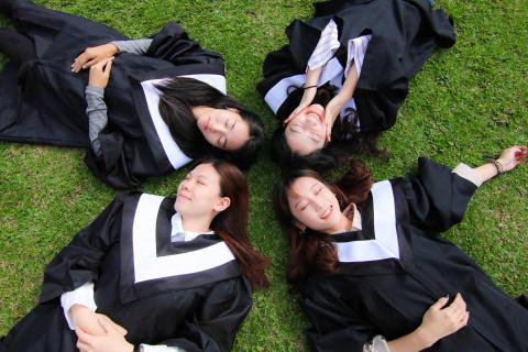 Allen L. - 清新風格畢業學士服照