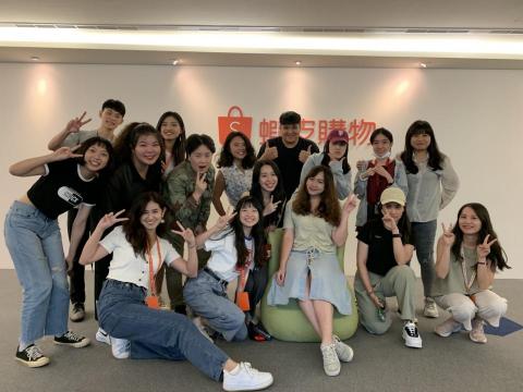 李宜靜 - 在蝦皮購物的蝦皮大學擔任實習生，協助線上直播課程進行、客服服務，以及擔任直播主持人。