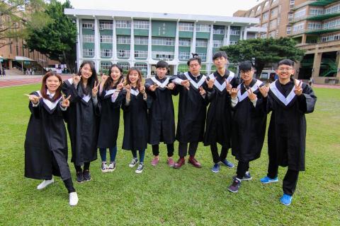 Allen L. - 畢業季團體學士服照