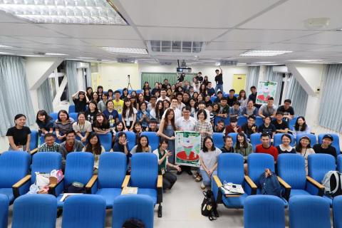 李宜靜 - 報導者夏日學校-政大隊輔代表
2019/6~2019/7

身為政大學長姐代表，與報導者團隊合作，支援「夏日學校」的營隊進行。
報導者夏日學校以兩天一夜的營隊活動，請許多專業的記者、編輯、攝影師、美術合作開課，並在最後一天須完成小組專題報告。
隊輔職責除了行政庶務、hold氣氛外，也需帶領小隊員一同完成專題報告，並在過程中給予協助。