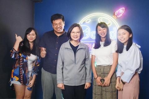 李宜靜 - 在 Dcard 好物研究室實習過，負責電商產品文案撰寫、數據整理。