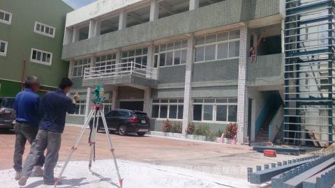 鑫鋼金屬有限公司 - 廠房樓梯外興建電梯間