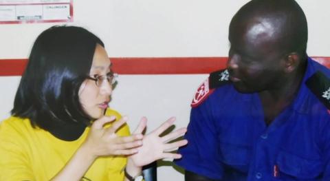 李蓁蓁 - 於非洲輔導當地的消防隊員學習學習技術的知識