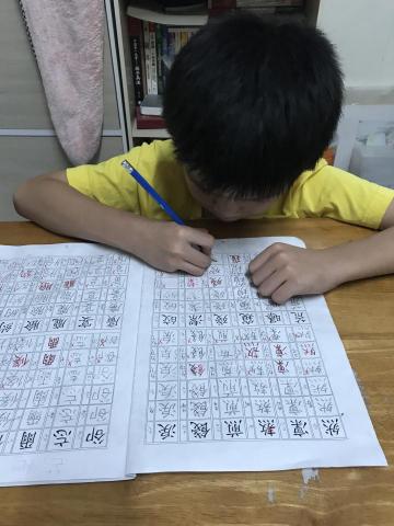 胡佳禎 - 小二從大陸回來唸書的孩子，由於繁體字和簡體字的差異，還有注意部分的問題，就學時比同年小孩進度稍稍落後，圖片為加強他們對繁體字的印象，寫之前會帶著他們念過一次並且寫一次給他們看，之後讓他們造一個詞。