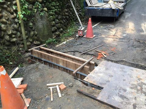 正霖實業有限公司 - 公共工程-地方公所水溝蓋鋪設(施工中)
