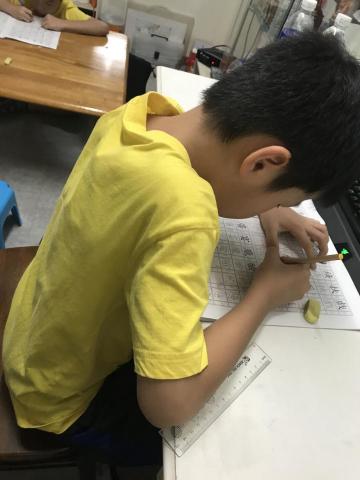 胡佳禎 - 小二從大陸回來唸書的孩子，由於繁體字和簡體字的差異，還有注意部分的問題，就學時比同年小孩進度稍稍落後，圖片為加強他們對繁體字的印象，寫之前會帶著他們念過一次並且寫一次給他們看，之後讓他們造一個詞。